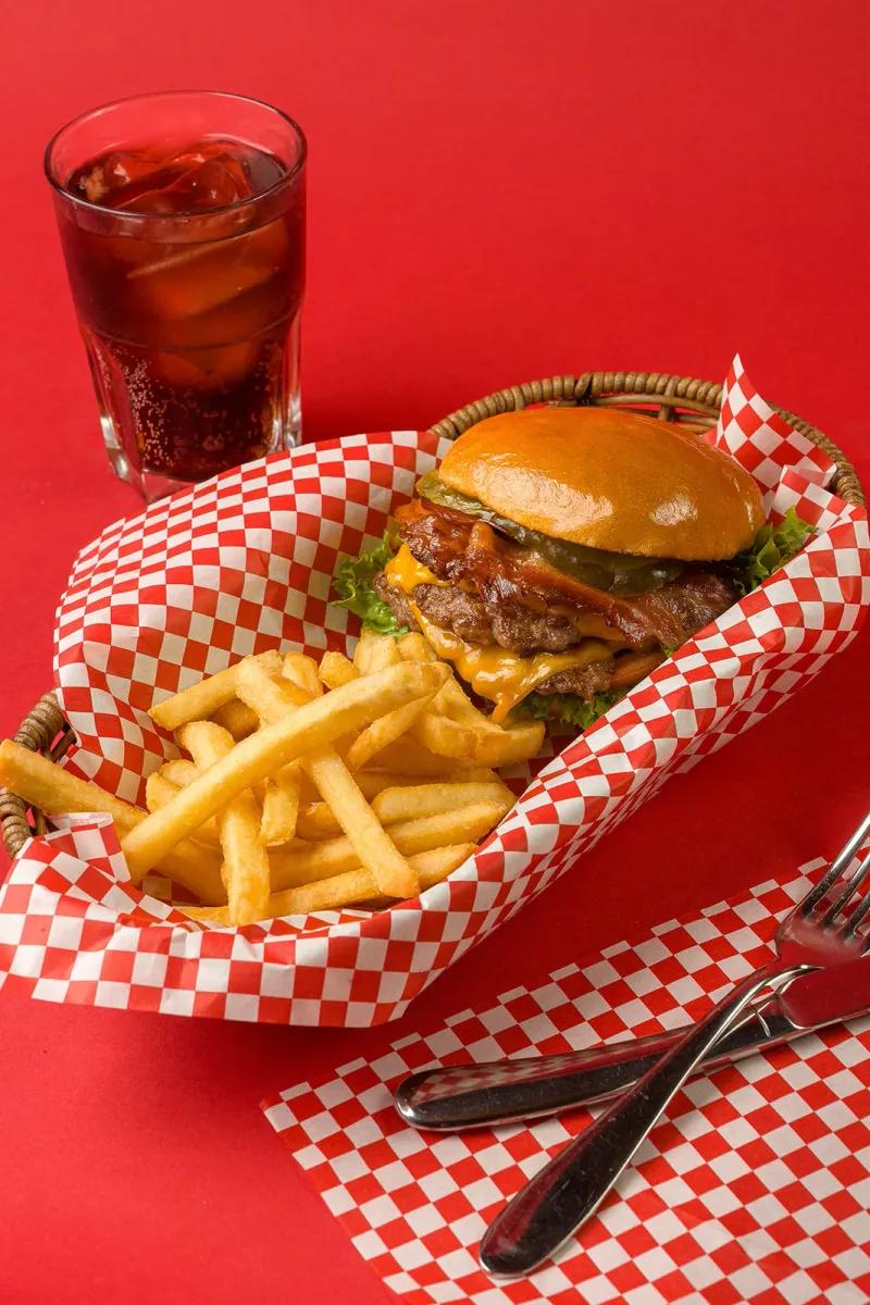 Burger con patatas fritas